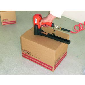 Inchidere cutie din carton cu un capsator pneumatic Alsafix 32/18 P1